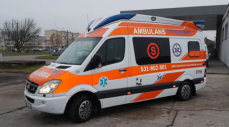 Mercedes-Benz ambulans medyczny zapewniający transport osób niepełnosprawnych, wyjazdy do świadczeń medycznych i na rehabilitację, wyposażony w specjalistyczne urządzenia ratunkowe i systemy wspomagające.