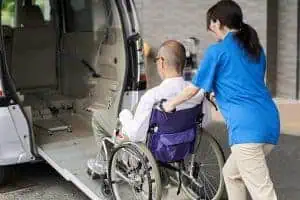 Przewóz osób niepełnosprawnych w specjalistycznym samochodzie, zapewniający komfort i bezpieczeństwo podczas transportu medycznego.